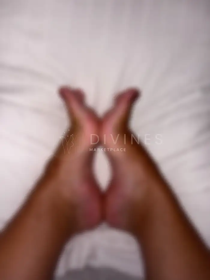Pieds vernis et bijoux