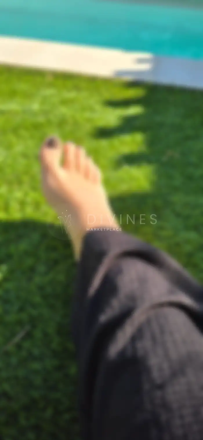 Pieds nus vernis marron en détente