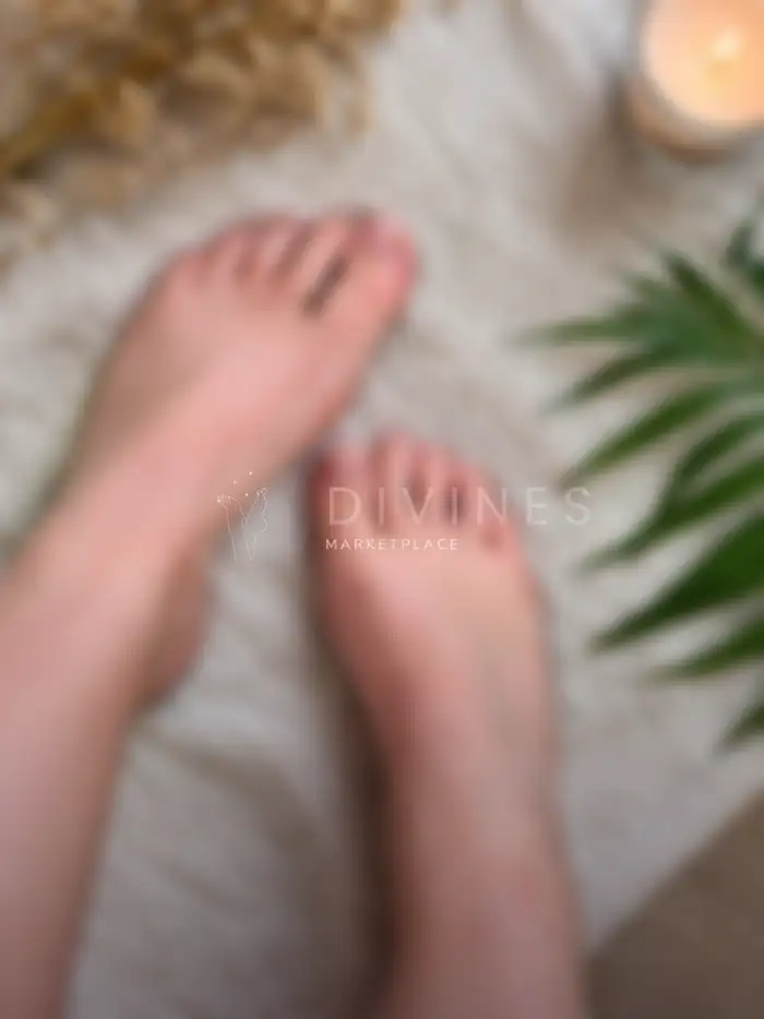 Pieds nus vernis French sur tapis