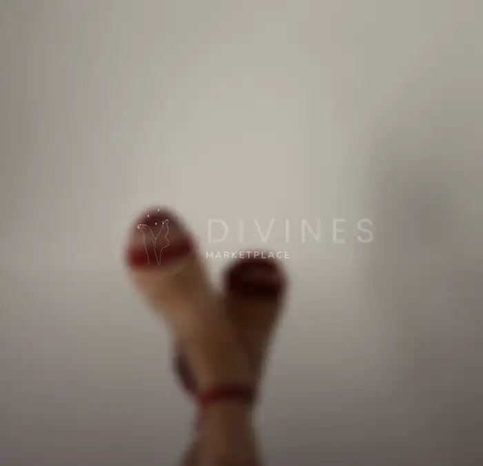 Ongles manucurés avec talons rouges
