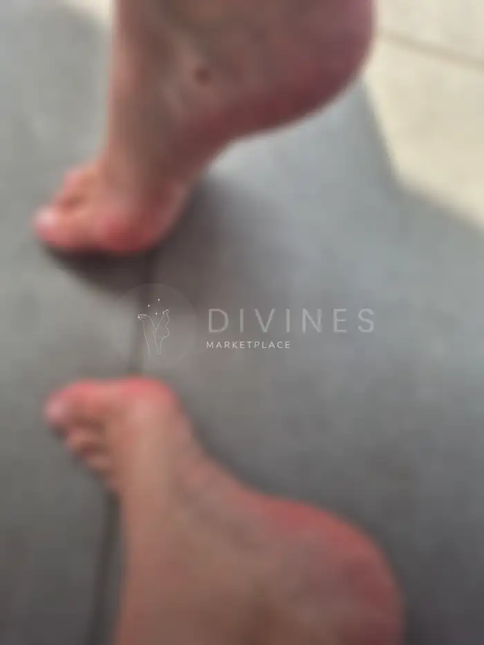 Blote voetjes op het terras