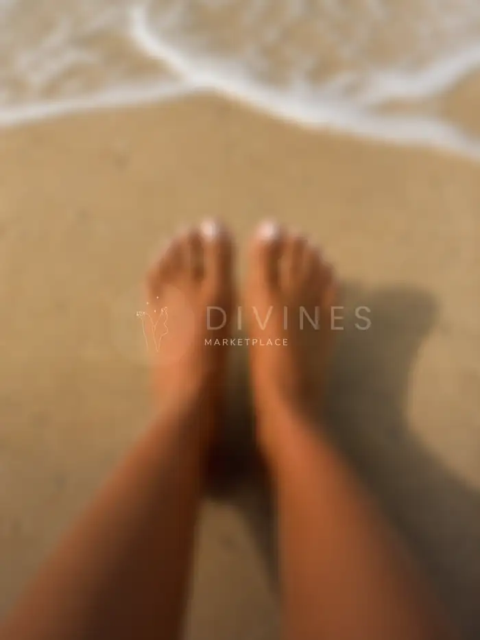 Pieds vernis blancs avec bagues