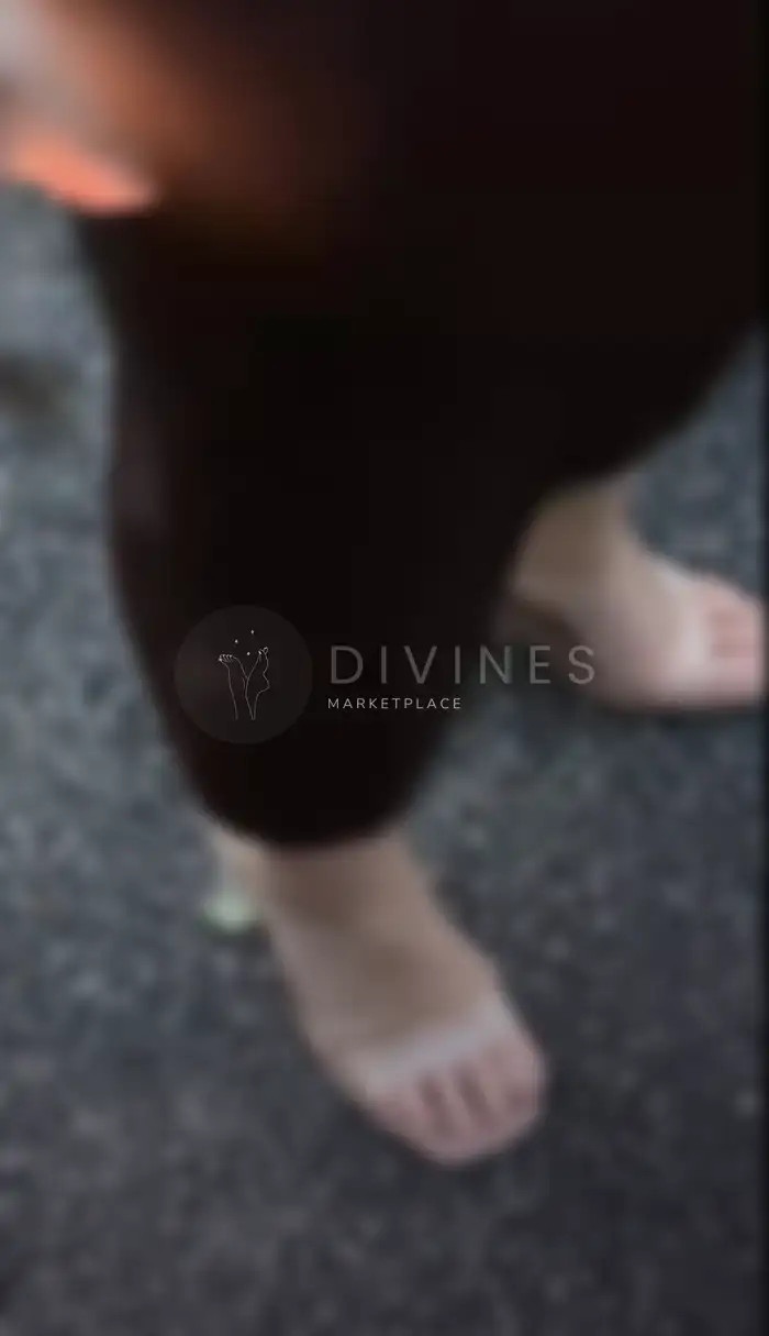 Pieds sans vernis en talons transparent