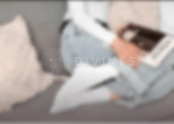 Pieds en chaussettes blanches sur canapé cosy