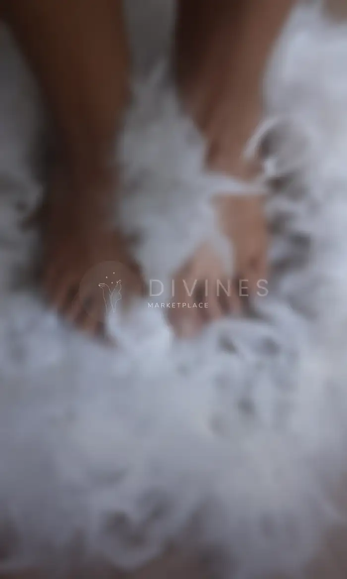 Pieds naturel, décor plumes blanches