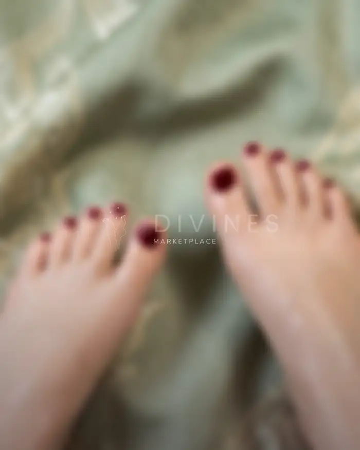 Pieds vernis rouge bordeaux