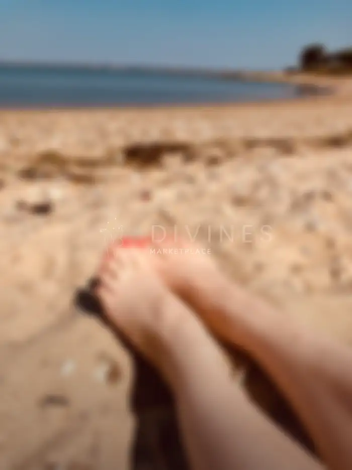 Pieds nus sur sable doré, ambiance plage