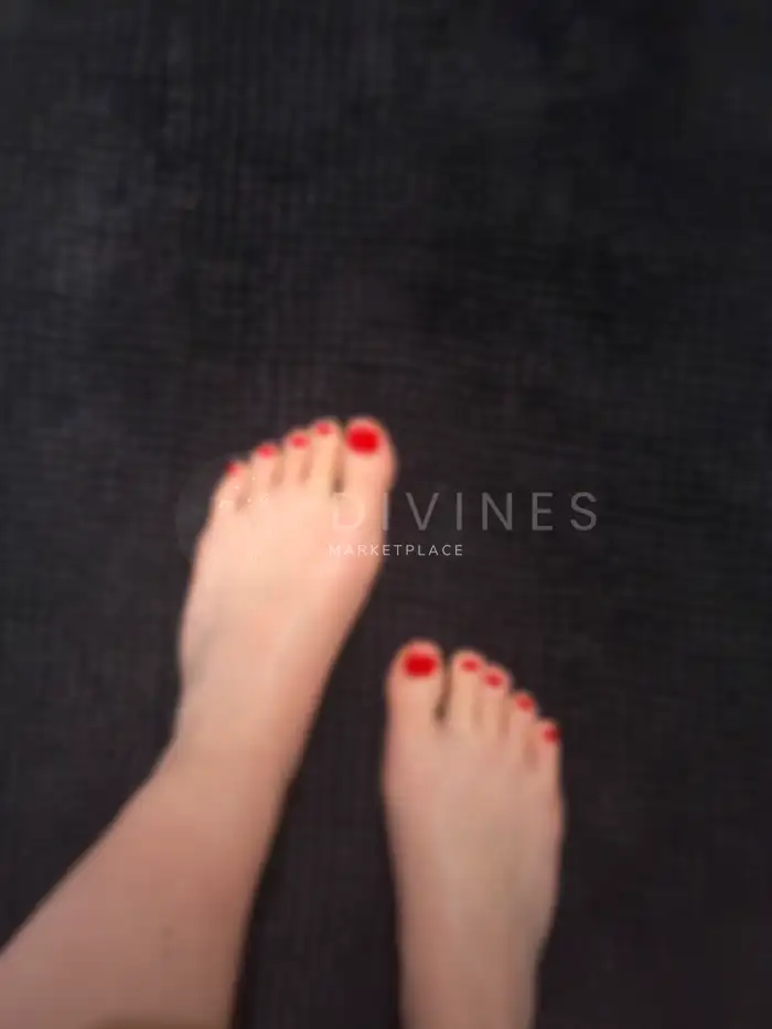 Pieds nus vernis rouge mouillés