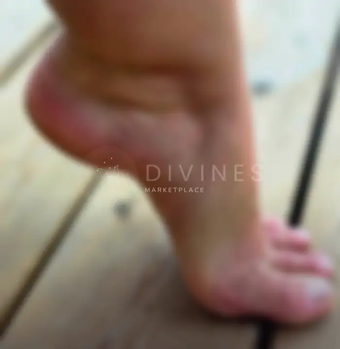 Plante de pieds nus sur terrasse en bois