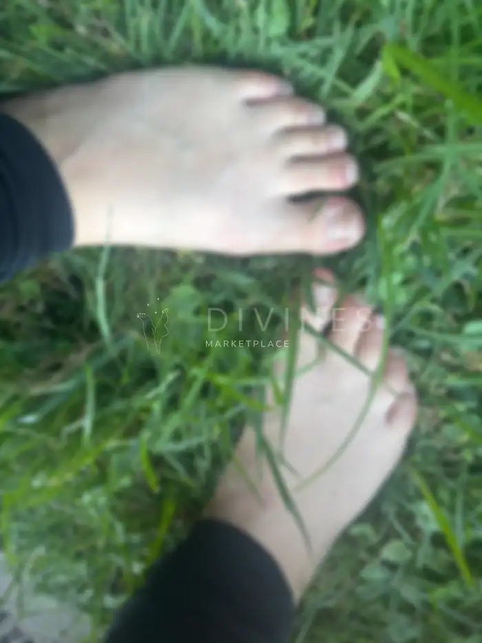 Petit Pied nu dans l'herbe