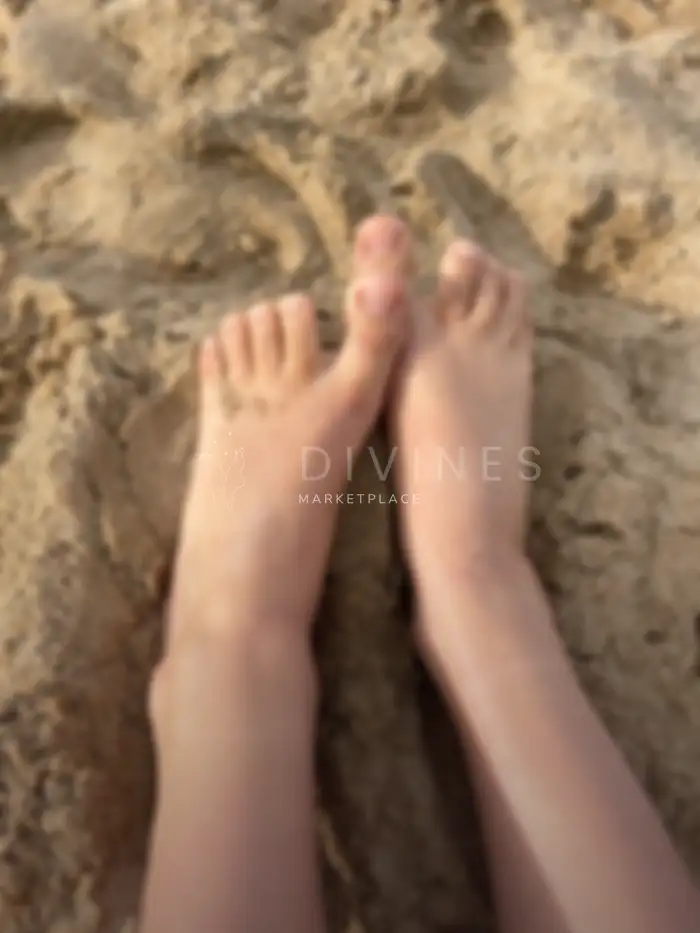 Pieds nus écartés dans le sable