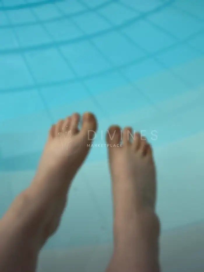 Pieds femmes naturel ongles mi longs devant piscine été