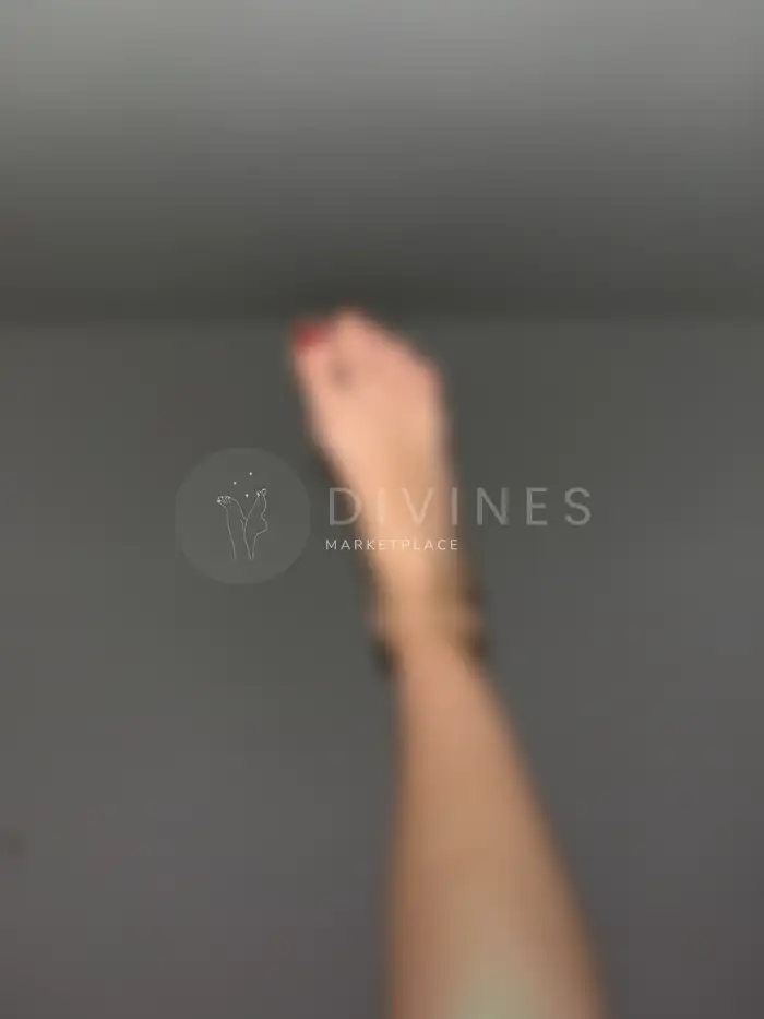 Pieds avec vernis écaillé