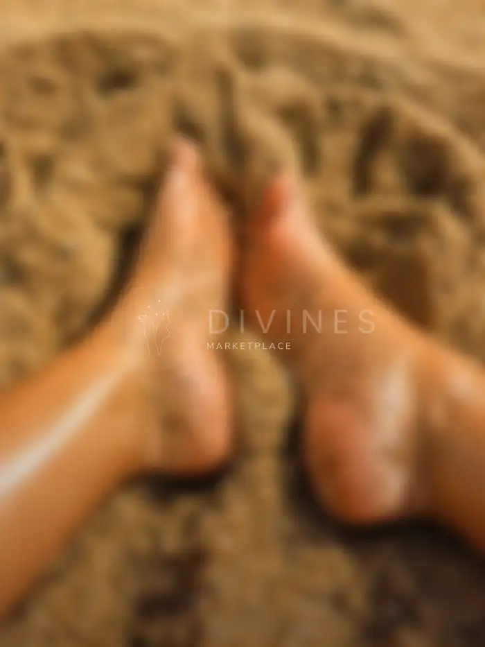 Plante de pieds sur sable fin plage dorée